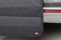 Detail van zwarte, horizontale naden op bumperbeschermer met Trixie logo.