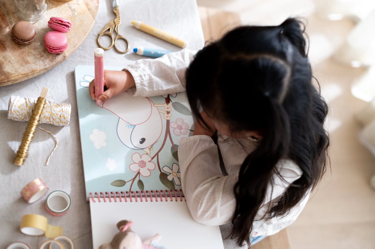 Little Dutch magisch knutselboek Rosa & Friends - compleet met 3 houten kleurpotloden - toverkrassen - creatief speelgoed 2 jaar — afbeelding 3