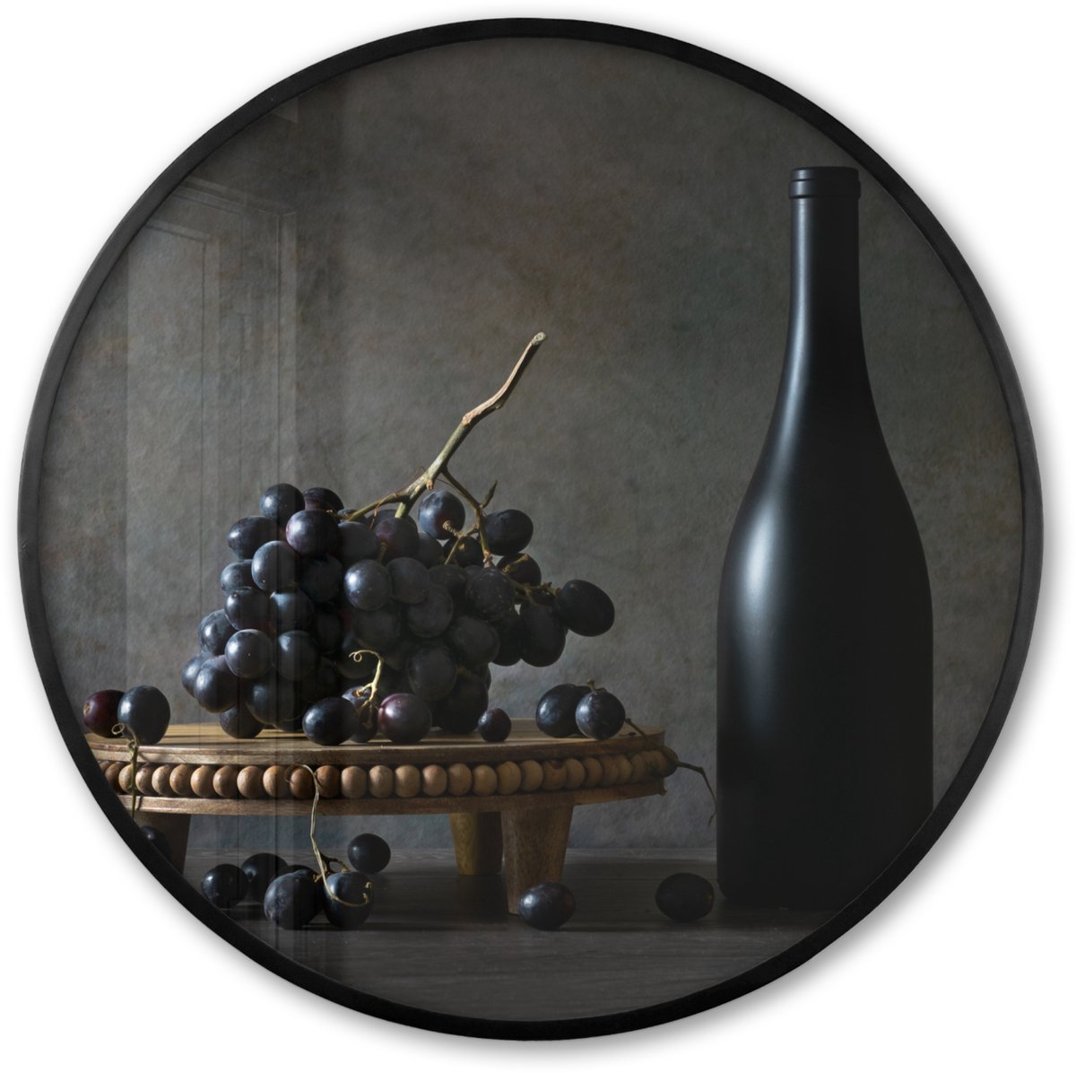 FrameYourWall Poster in lijst Rond - Fotolijst 80x80 cm - Posters - Stilleven - Zwart - Fles - Druiven - Ronde posterlijst zwart - Decoratie - Wanddecoratie woonkamer - Muurdecoratie slaapkamer Druiven - Fles