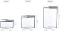 Trois boîtes de conservation transparentes de différentes tailles : 700 ml (9,2 cm de haut), 1100 ml (13,3 cm de haut) et 2000 ml (21,7 cm de haut). Toutes avec des couvercles blancs.