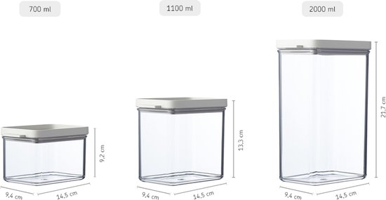 Trois boîtes de conservation transparentes de différentes tailles : 700 ml (9,2 cm de haut), 1100 ml (13,3 cm de haut) et 2000 ml (21,7 cm de haut). Toutes avec des couvercles blancs.