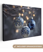 Canvas schilderij 60x40 cm - Exclusieve wanddecoratie Kerstbal - Versierd - Blauw - Muurdecoratie woonkamer - Kamer decoratie - Schilderijen op canvas - Kerstdecoratie voor binnen - Kerstversiering - Kerstmis versiering
