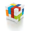 Een opgebouwde kubuspuzzel met oranje, gele, blauwe, rode, groene en witte blokken.