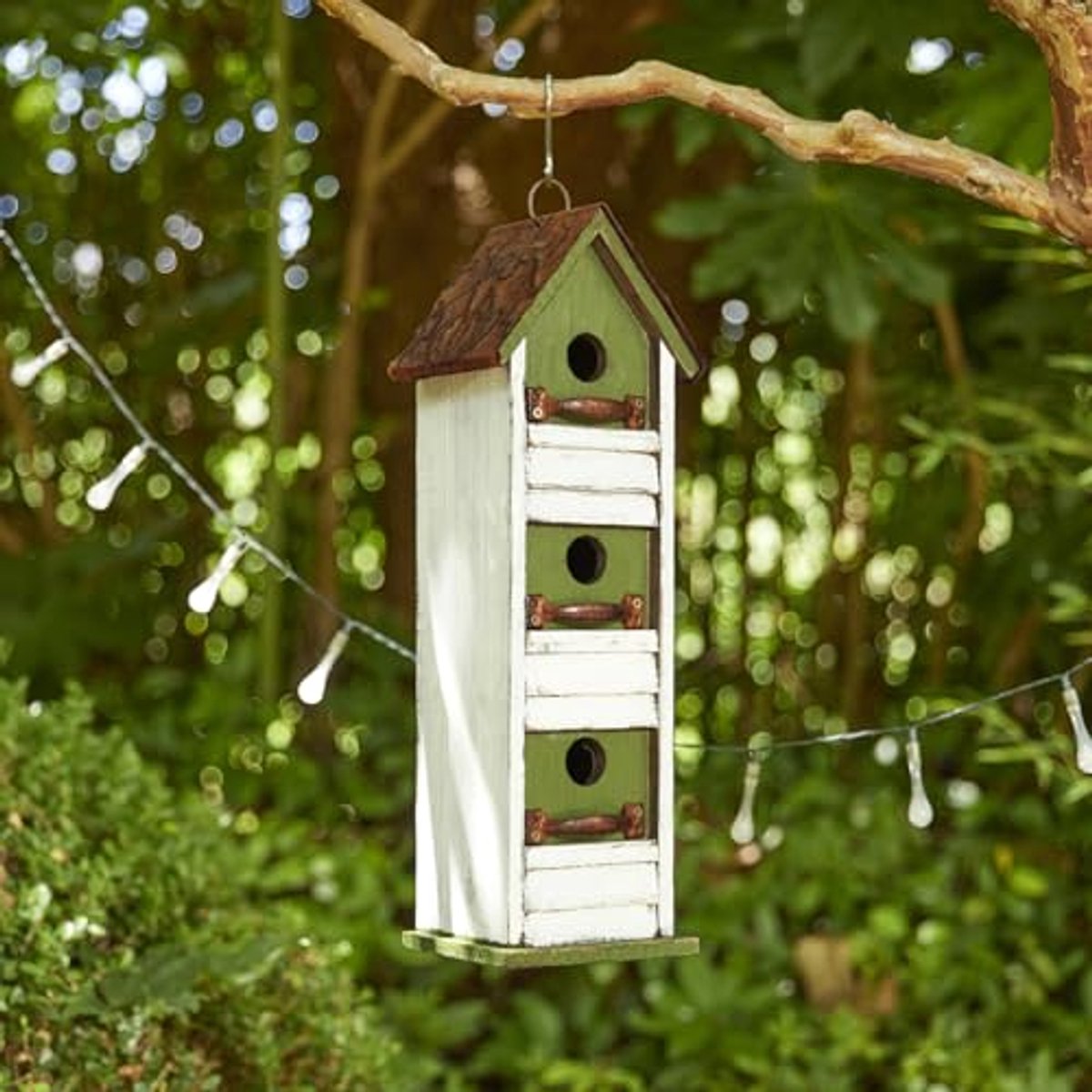 Hangend houten vogelhuisje met 3 niveaus en rustiek dak voor tuin