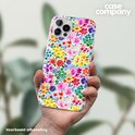 Hand die een telefoon vasthoudt met een opvallend, kleurrijk bloemenpatroon op de hoes.