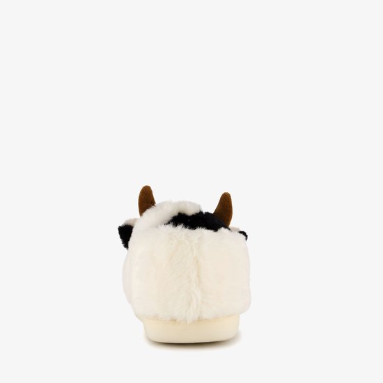 Achterkant van een witte pantoffel met zwarte vlekken en bruine hoorns, zachte vacht.