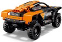 Achterkant van de LEGO Technic NEOM McLaren Extreme E Team raceauto, oranje en zwart.