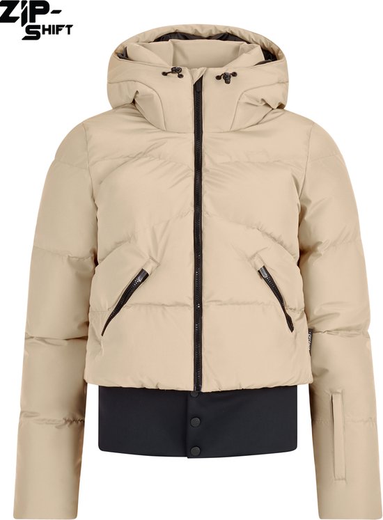 Veste matelassée beige avec capuche et fermetures éclair noires. Ceinture noire amovible avec boutons-pression.