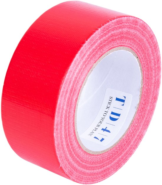 Rol felrode ducttape met een wit label met 'TD47 STICK TO YOUR PLAN!'