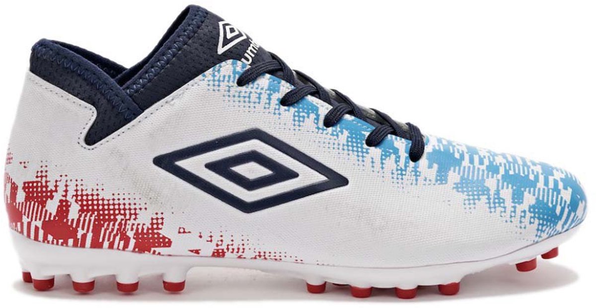 UMBRO Formation II FG voetbalschoenen in blauw, wit en vermiljoen, ontworpen voor jonge voetballers, maat EU 35.