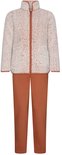 Lichtroze teddy fleece trui met bruine ritssluiting en bijpassende bruine broek.