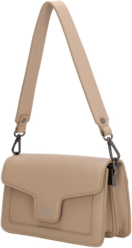Beige dames schoudertas met 'Charm London' logo, een smalle schouderband en metalen details.