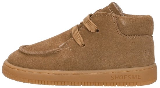 Zijaanzicht van bruine suède mid-top sneaker met veters en bruine zool. 'SHOESME' is zichtbaar op de zool.