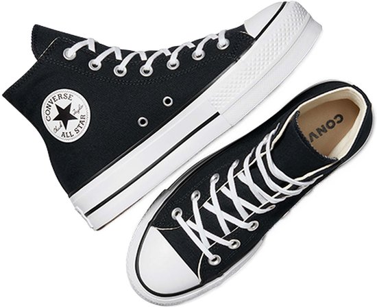 Zwarte Converse All Star Lift sneakers, een van de zijkant, de andere van bovenaf.
