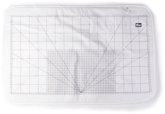 Platliggende witte strijkmat met uitgebreid raster, maateenheden, schaalverdeling en Prym logo.