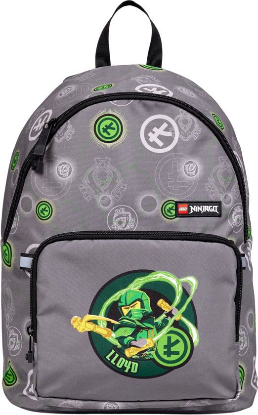 Grijze rugzak met LEGO Ninjago Lloyd op de voorkant en een all-over print van Ninjago-symbolen.