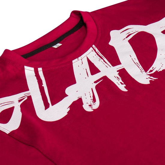 Bordeauxrode T-shirt met witte 'GLADI' tekstprint over de borst, close-up van de neklijn.