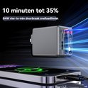 Zwarte oplader met blauwe lichtstralen, laadt een telefoon op.