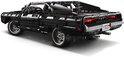Achterkant van de zwarte LEGO Technic Dodge Charger met dikke motor en kenteken '2JR1424'.