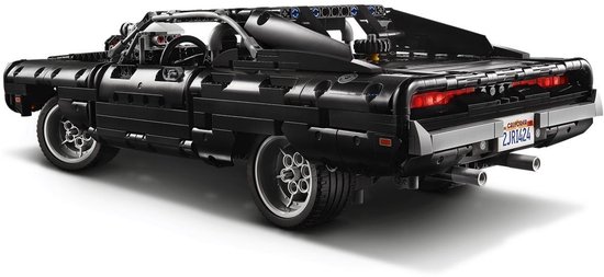Achterkant van de zwarte LEGO Technic Dodge Charger met dikke motor en kenteken '2JR1424'.