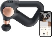 Zwart en goud massagepistool met een telefoon die een app toont.