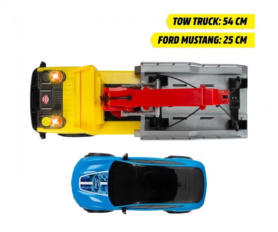 Gele takelwagen met rode kraan, met blauwe Ford Mustang ernaast. Afmetingen: takelwagen 54 cm, auto 25 cm.