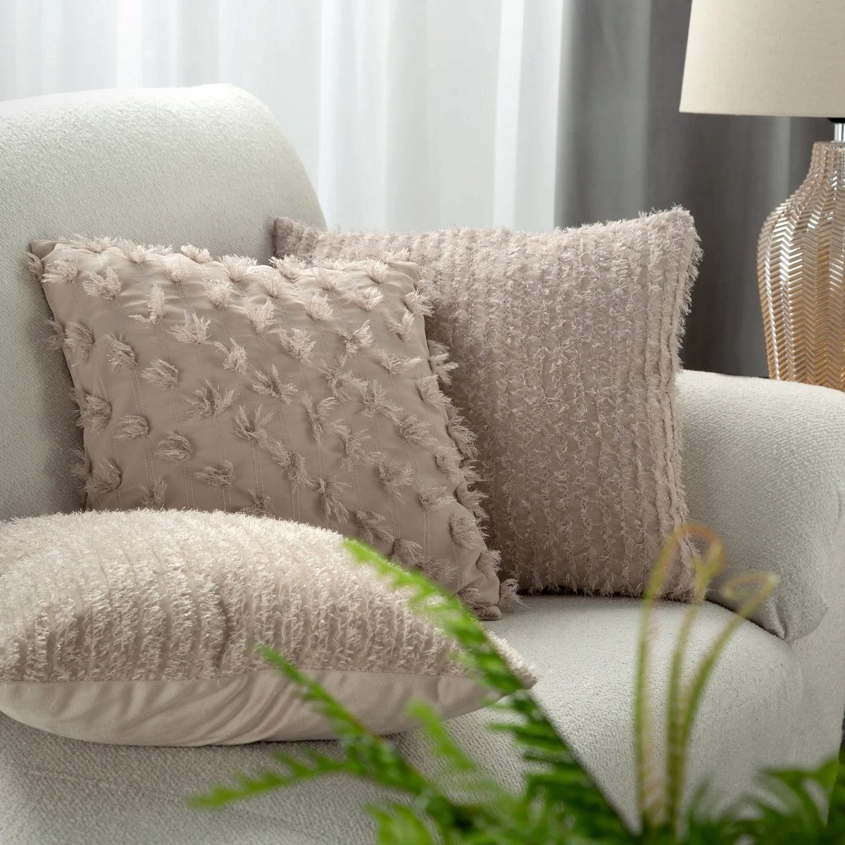 Decoratieve kussenhoes AURELIA 45x45 beige met pompons en glanzende draad