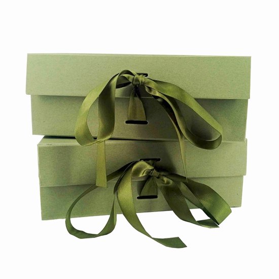 Twee gestapelde groene geschenkdozen met donkergroene linten gestrikt.