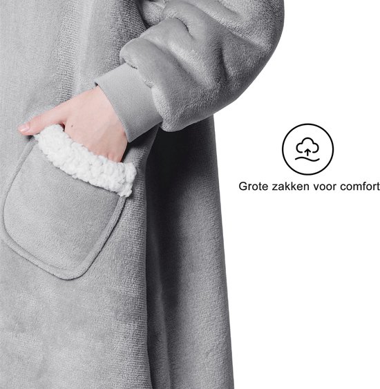Close-up van een grijze hoodie deken met een grote, zachte zak van witte sherpa fleece.