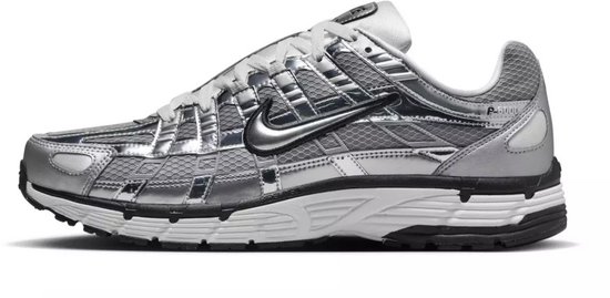 Zilverkleurige Nike P-6000 sneaker met witte veters, zwarte swoosh en wit met zwarte zool.