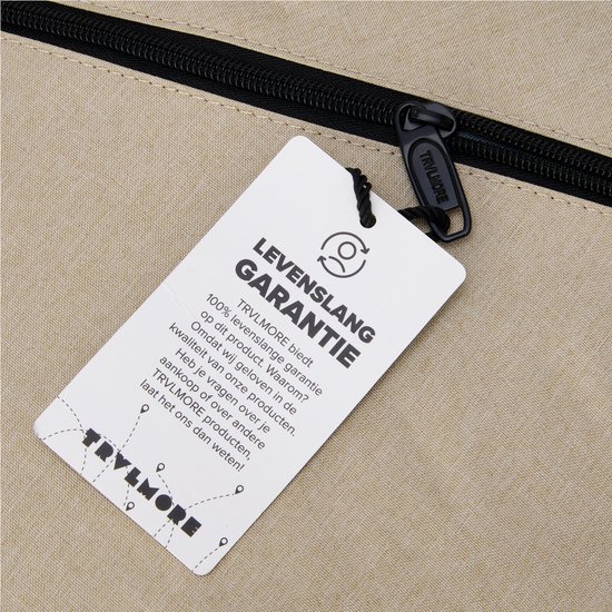 Detail van de beige rugzak met een hangend "Levenslang Garantie" label van TRVLMORE.