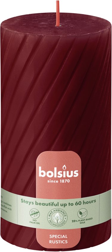 Rode stompkaars met spiraalvormige textuur en 'Bolsius since 1870' label. Brandt tot 60 uur.
