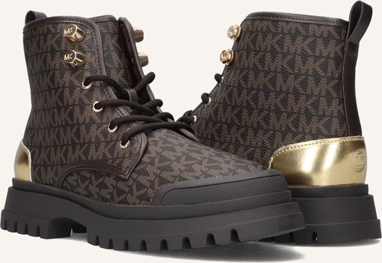 Bruine laarzen met MK-logo print, gouden details en dikke zool.