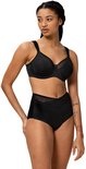 Model draagt een zwarte Triumph minimizer-beha met mesh details en bijpassende hoge bikinislip.