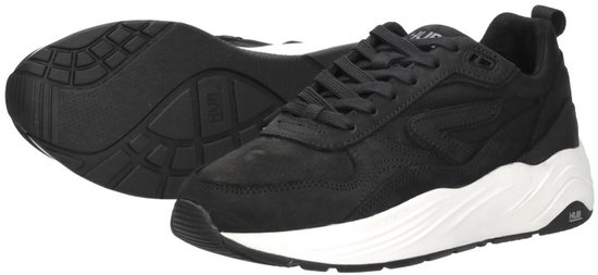 Zwarte HUB sneakers met witte zool, veters en een sportief design.