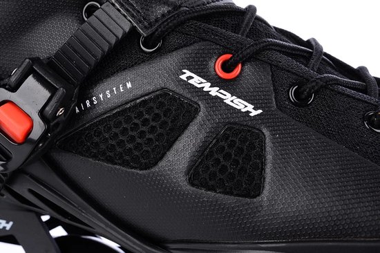 Detailopname van zwarte inline skates: mesh panelen, rode veterogen en 'AIRSYSTEM' logo.