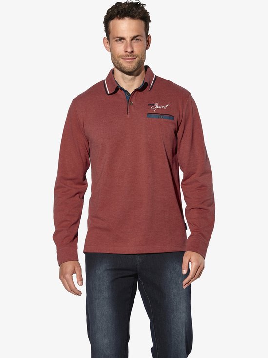 Man met rood langarm polo shirt met 'Free Spirit' borduring en denim zakje, gedragen met jeans.