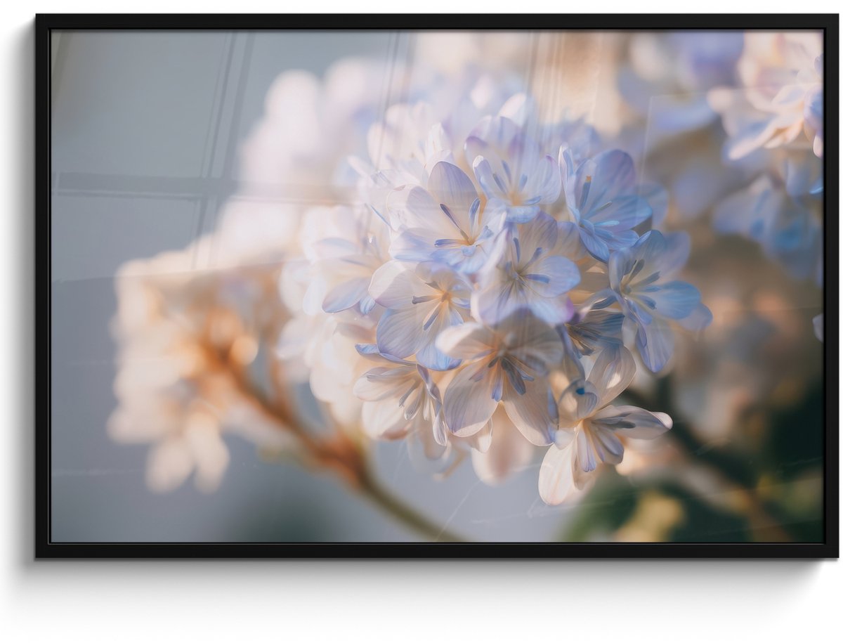 FrameYourWall Poster in lijst - Fotolijst 120x80 cm - Posters - Bloemen - Lichtblauw - Wazig - Trosje - Posterlijst zwart - Decoratie - Wanddecoratie woonkamer - Muurdecoratie slaapkamer