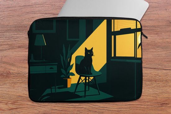 Laptophoes met illustratie van een zwarte kat op een stoel bij een raam, met gele lichtstraal, op een houten ondergrond.