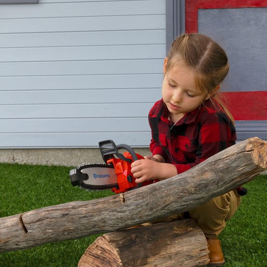 Husqvarna speelgoedkettingzaag 440 replica - Realistische motorgeluiden, roterende ketting, werkt op batterijen - Veilig speelgoed voor kinderen vanaf 3 jaar van Husqvarna — afbeelding 4
