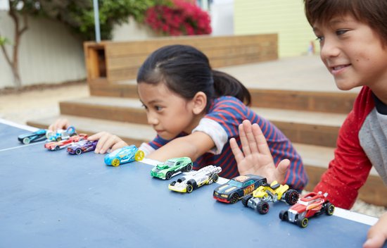 Hot Wheels 40 stuks, set van 40, schaal 1:64 speelgoedracewagens, reddingsvoertuigen of vrachtwagens (stijlen kunnen variëren) van Hot Wheels — afbeelding 5