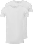 Twee witte Slater t-shirts met ronde hals, witte achtergrond.