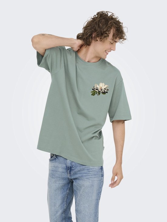 Lichtgroene T-shirt met een bloemenprint op de linkerborst.