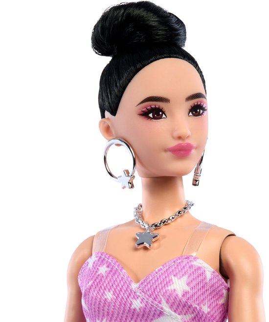 Barbie Deluxe Stijl - Roze Denim Jurk met Sterrenprint en Zwart Haar - Modepop van Barbie — afbeelding 5