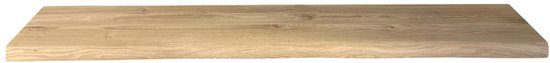Lange eikenhouten plank met een rechte rand en zichtbare houtnerf. De plank is op een witte achtergrond te zien.