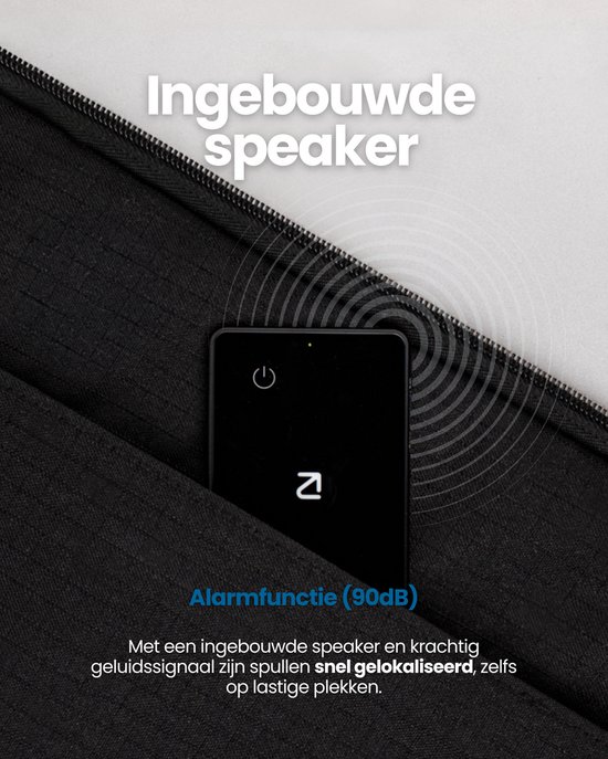 Zwarte tracker met logo in een donker stoffen zakje.