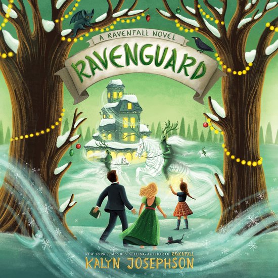 De omslag van het boek 'Ravenguard'. Een spookachtig landhuis met kerstverlichting, bomen met sneeuw, en drie figuren, waaronder een meisje met een toverstaf.