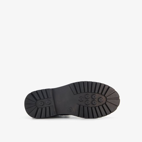 Onderkant van een zwarte leren veterboot met dikke zool en profiel.