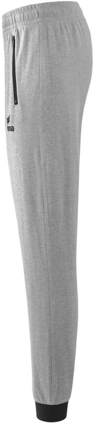 Lichtgrijze sweatbroek met ritszak, zwarte bies en logo.