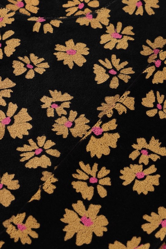 Close-up van zwart textiel met all-over print van gele bloemen met roze hartjes.